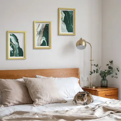 Conjunto de 3 quadros decorativos com padrões abstratos de pintura em verde e branco