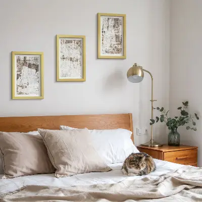 Conjunto de 3 quadros decorativos com padrões abstratos em tons de branco e marrom