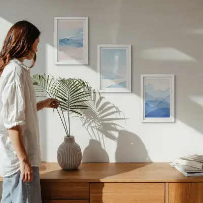 Conjunto de 3 quadros decorativos com paisagens montanhosas em aquarela nos tons azul e rosa