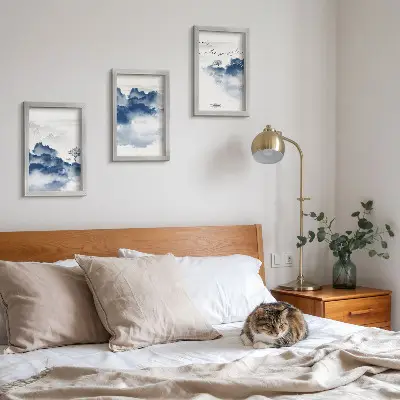Conjunto de 3 quadros decorativos com estampa de montanhas em forma de nuvens com árvores e pássaros ao fundo