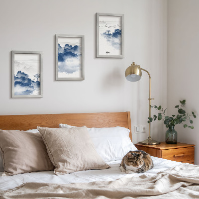 Conjunto de 3 quadros decorativos Montanhas em forma de nuvens com árvores e pássaros ao fundo.