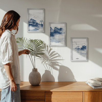 Conjunto de 3 quadros decorativos Montanhas em forma de nuvens com árvores e pássaros ao fundo.