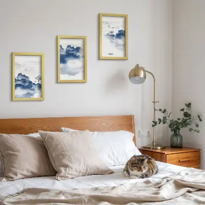 Conjunto de 3 quadros decorativos com estampa de montanhas em forma de nuvens com árvores e pássaros ao fundo