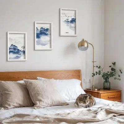 Conjunto de 3 quadros decorativos com estampa de montanhas em forma de nuvens com árvores e pássaros ao fundo