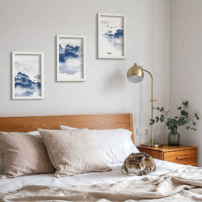 Conjunto de 3 quadros decorativos Montanhas em forma de nuvens com árvores e pássaros ao fundo.