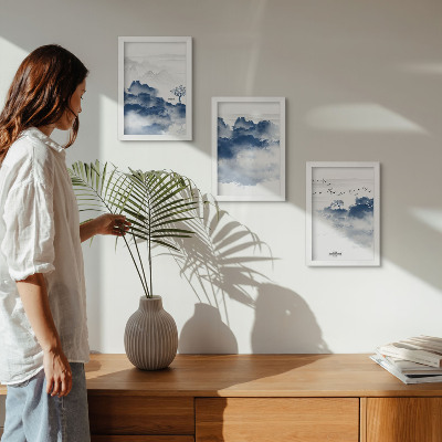 Conjunto de 3 quadros decorativos Montanhas em forma de nuvens com árvores e pássaros ao fundo.