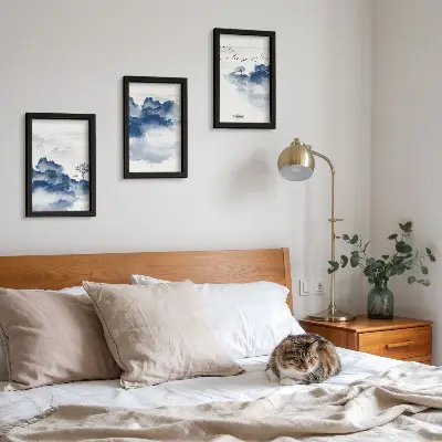 Conjunto de 3 quadros decorativos com estampa de montanhas em forma de nuvens com árvores e pássaros ao fundo