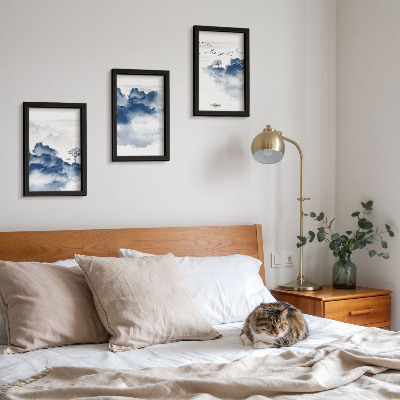 Conjunto de 3 quadros decorativos Montanhas em forma de nuvens com árvores e pássaros ao fundo.