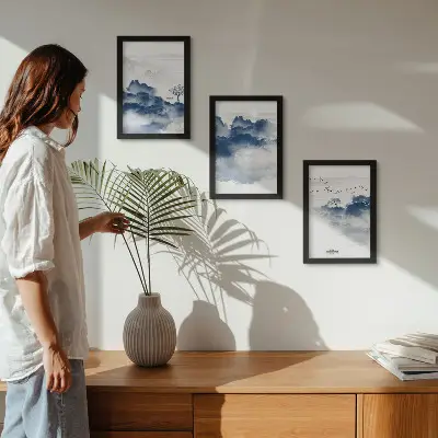 Conjunto de 3 quadros decorativos com estampa de montanhas em forma de nuvens com árvores e pássaros ao fundo