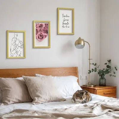 Tríptico com moldura desenho de família com buquês de rosas e inscrição para casa