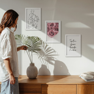 Tríptico com moldura desenho de família, buquês de rosas, inscrição para casa