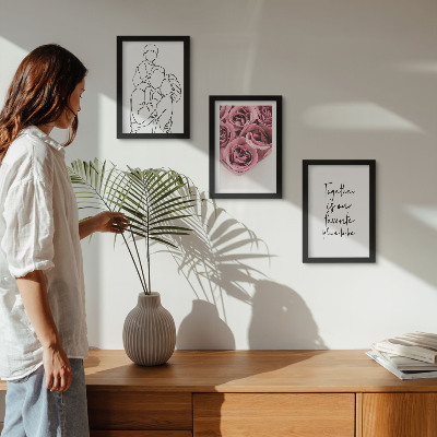 Tríptico com moldura desenho de família, buquês de rosas, inscrição para casa