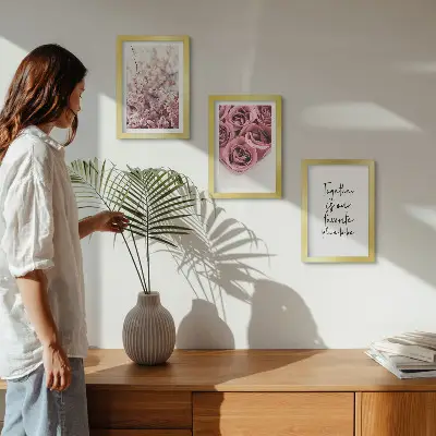 Conjunto de 3 quadros decorativos com flores e buquês de rosas com inscrição feita à mão