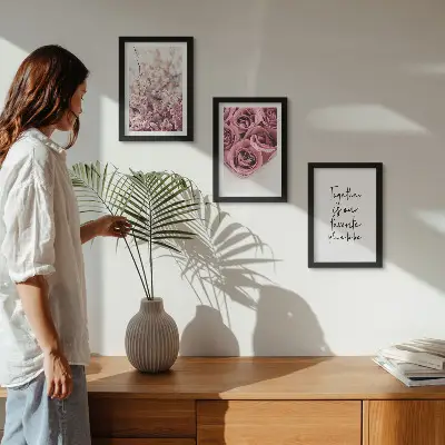 Conjunto de 3 quadros decorativos com flores e buquês de rosas com inscrição feita à mão