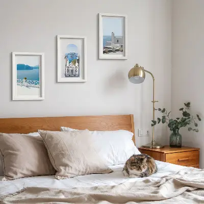 Conjunto de 3 quadros decorativos com vista para o mar e edifícios brancos na Grécia