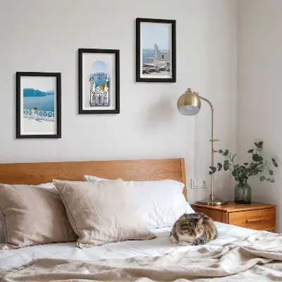 Conjunto de 3 quadros decorativos com vista para o mar e edifícios brancos na Grécia