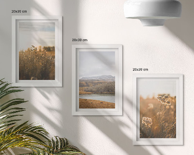 Tríptico com moldura Paisagens com prados, montanhas e um lago ao fundo.