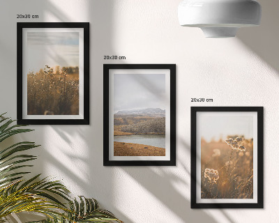 Tríptico com moldura Paisagens com prados, montanhas e um lago ao fundo.