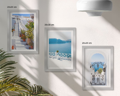 Tríptico com moldura Escadaria branca com plantas, vista para o mar e portão.