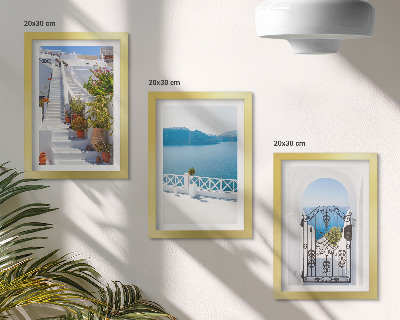Tríptico com moldura Escadaria branca com plantas, vista para o mar e portão.