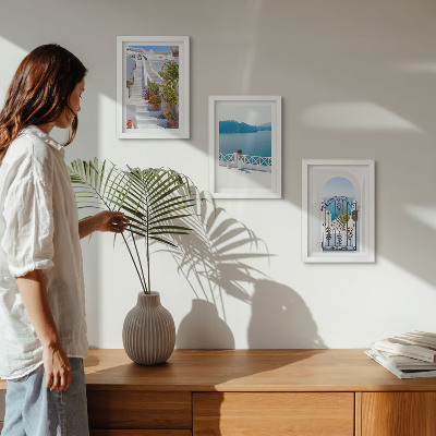 Tríptico com moldura Escadaria branca com plantas, vista para o mar e portão.