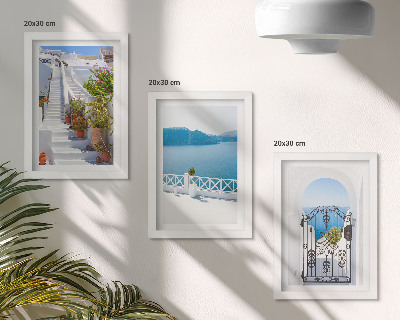Tríptico com moldura Escadaria branca com plantas, vista para o mar e portão.