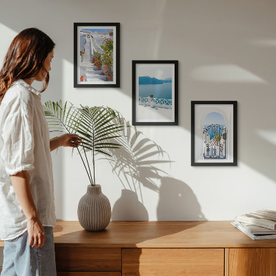 Tríptico com moldura Escadaria branca com plantas, vista para o mar e portão.