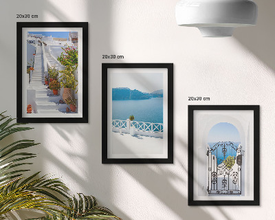 Tríptico com moldura Escadaria branca com plantas, vista para o mar e portão.