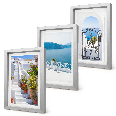 Tríptico com moldura Escadaria branca com plantas, vista para o mar e portão.