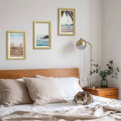 Conjunto de 3 quadros decorativos com estampa de escadaria, vista para o mar e balanço em palmeira