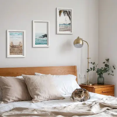Conjunto de 3 quadros decorativos com estampa de escadaria, vista para o mar e balanço em palmeira