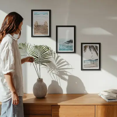Conjunto de 3 quadros decorativos com estampa de escadaria, vista para o mar e balanço em palmeira