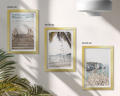 Conjunto de molduras com imagens Praia com escadaria de madeira e balanço à beira-mar.