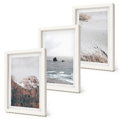 Tríptico com moldura Montanhas, nuvens, mar e areia em tons naturais.