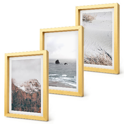 Tríptico com moldura Montanhas, nuvens, mar e areia em tons naturais.
