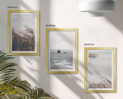 Tríptico com moldura Montanhas, nuvens, mar e areia em tons naturais.