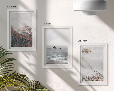 Tríptico com moldura Montanhas, nuvens, mar e areia em tons naturais.