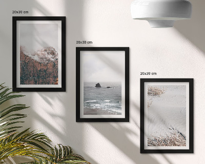 Tríptico com moldura Montanhas, nuvens, mar e areia em tons naturais.