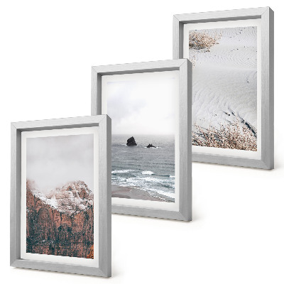 Tríptico com moldura Montanhas, nuvens, mar e areia em tons naturais.