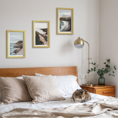 Conjunto de 3 quadros decorativos Vistas para o mar com falésias e paisagens de praia.