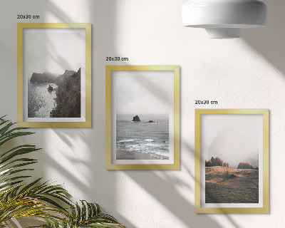 Conjunto de molduras com imagens Paisagens de montanha e mar com nuvens e florestas.