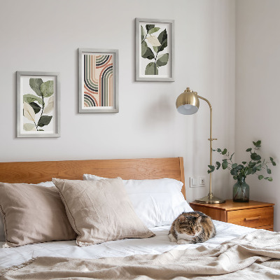 Conjunto de 3 quadros decorativos Motivos vegetais com padrões geométricos em tons de verde.