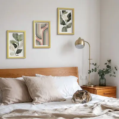 Conjunto de 3 quadros decorativos com motivos vegetais e padrões geométricos em tons de verde