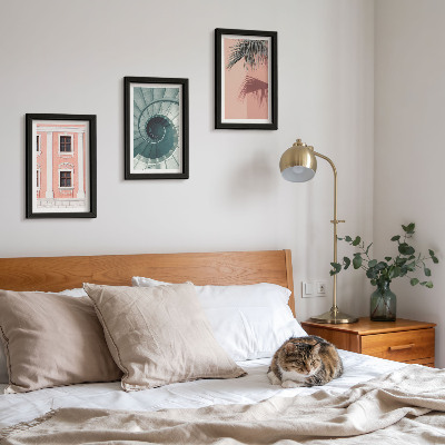 Conjunto de 3 quadros decorativos Arquitetura em tons pastel e padrões em espiral.