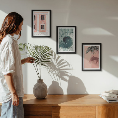 Conjunto de 3 quadros decorativos Arquitetura em tons pastel e padrões em espiral.