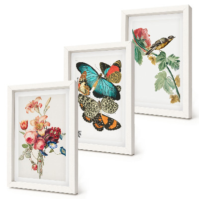 Tríptico com moldura Flores, borboletas e um pássaro em tons pastel.