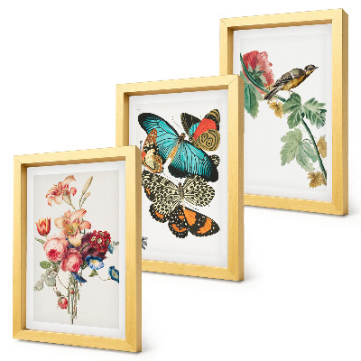 Tríptico com moldura Flores, borboletas e um pássaro em tons pastel.