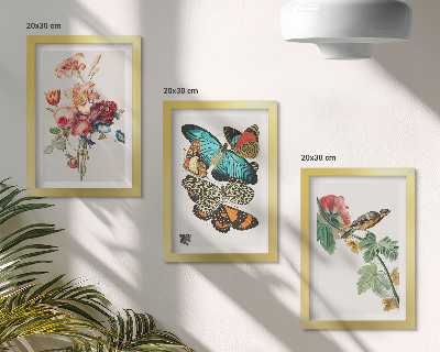 Tríptico com moldura Flores, borboletas e um pássaro em tons pastel.