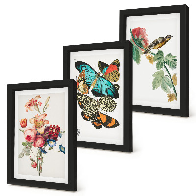 Tríptico com moldura Flores, borboletas e um pássaro em tons pastel.
