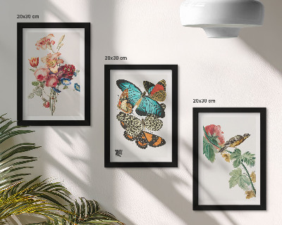 Tríptico com moldura Flores, borboletas e um pássaro em tons pastel.